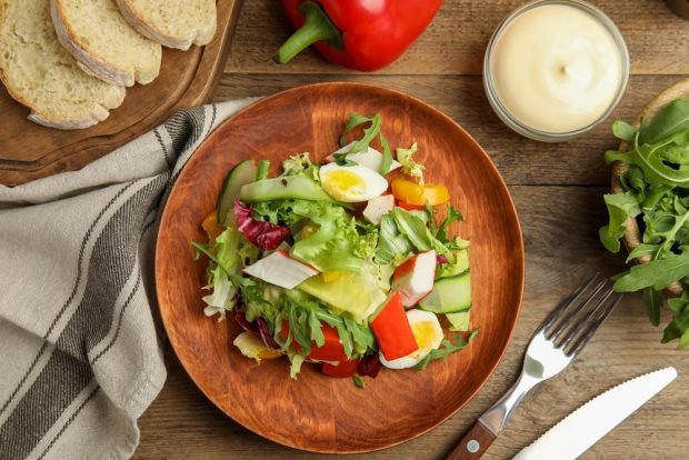 Salad with pepper, cucumbers and crab sticks