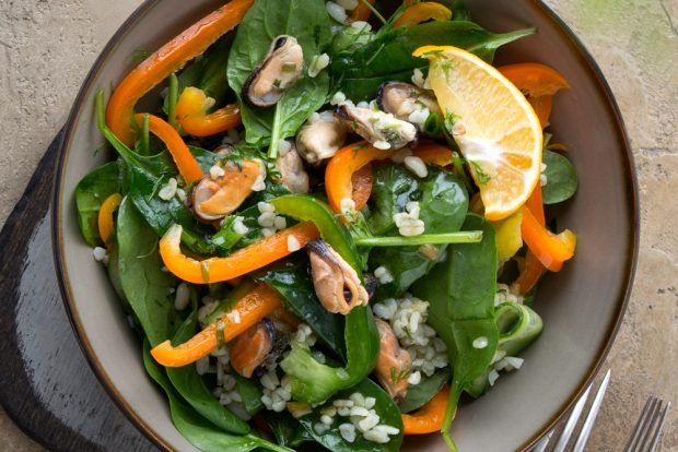 Salad with pearl barley and mussels