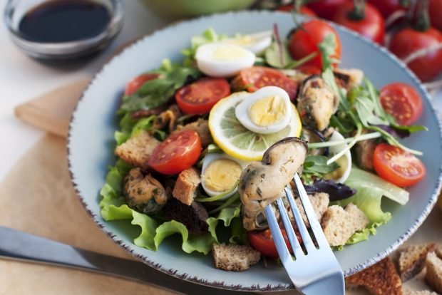 Salad with mussels and crackers 