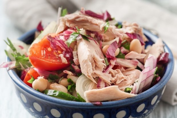 Salad with purple onion, tuna and parsley 