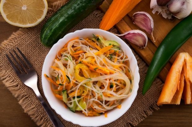 Salad with funchosa, vegetables and garlic