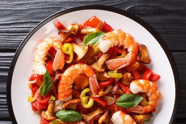 Salad with shrimp, mushrooms and bell pepper