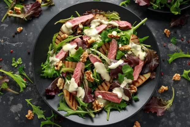 Grilled beef and pear salad