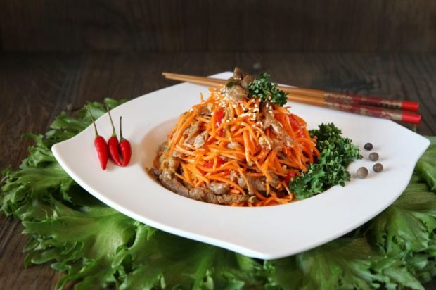 Korean carrot salad with fried pork 