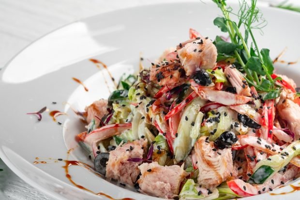 Salad with canned fish and bell pepper