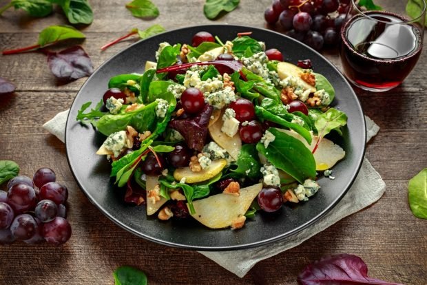 Salad with pear, grapes and dor blue 