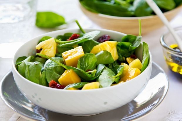 Pineapple, mango and spinach salad