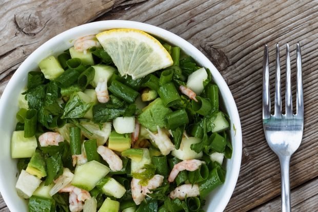 Green salad with shrimp and crab meat 