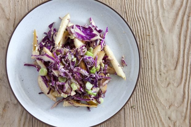 Salad with pear and red cabbage