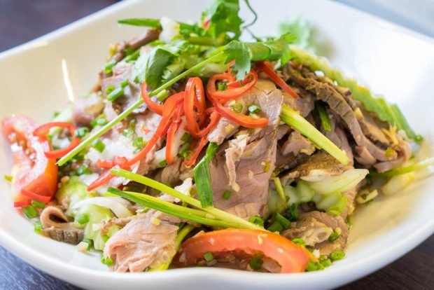 Salad with beef and herbs