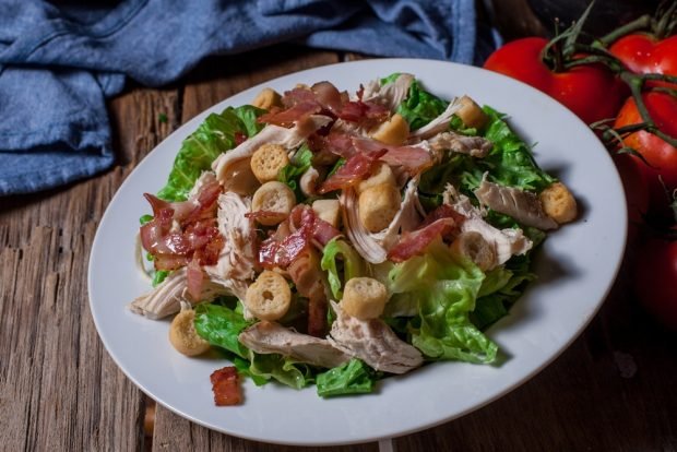 Salad with chicken and bacon