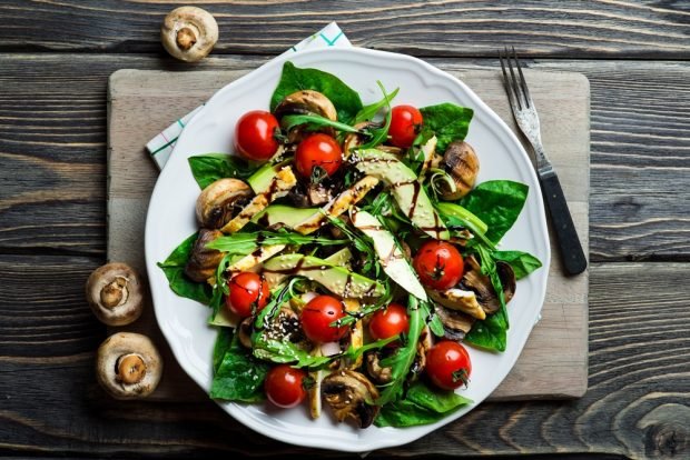 Italian salad with mushrooms and chicken