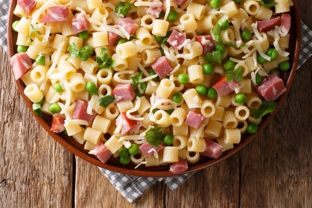 Salad with pasta, peas and ham