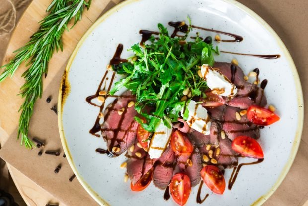 Salad with beef and mozzarella