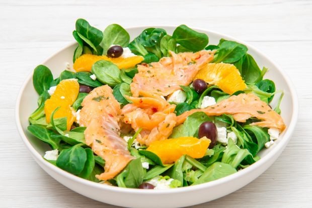 Salad with salmon and oranges 