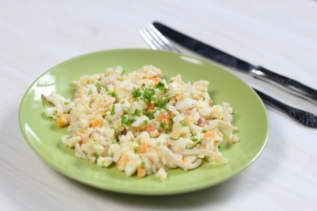 A hearty salad with squid, rice, eggs and carrots 