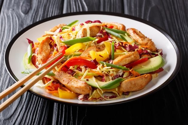 Salad with fried chicken and Peking cabbage