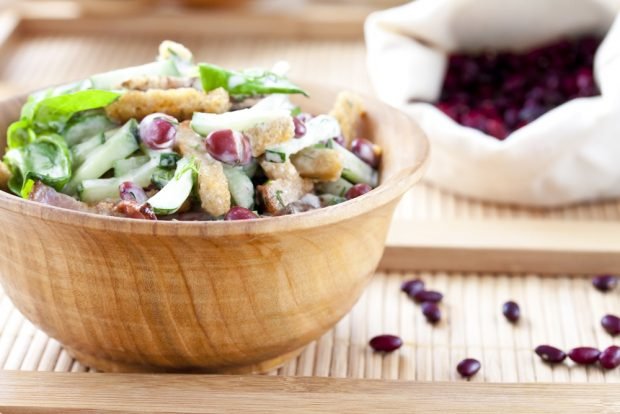 Salad with beans and crackers