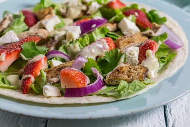 Salad with feta, chicken and strawberries 