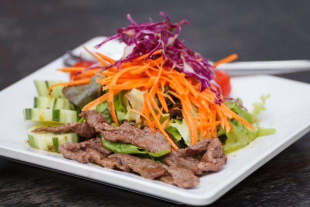 Salad with beef and red cabbage