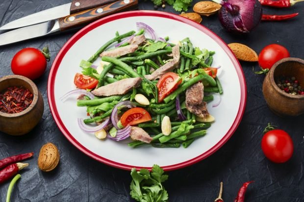 Salad with meat, string beans, tomatoes and onions