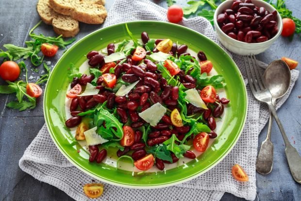 Salad with beans and parmesan