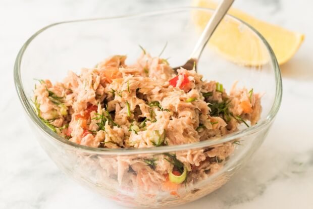 Salad with tuna, pepper and herbs is a simple and delicious recipe, how to cook step by step