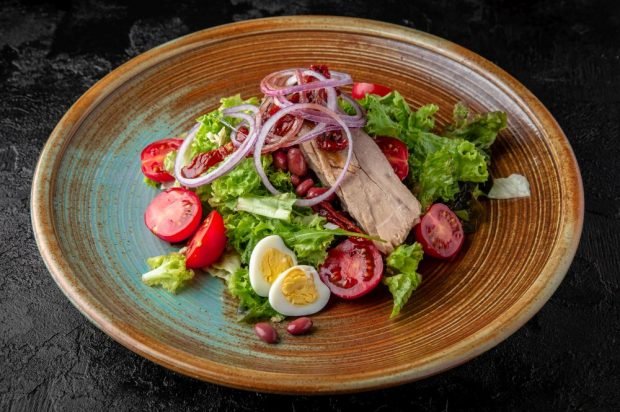 Salad with duck, beans, quail eggs and dried tomatoes