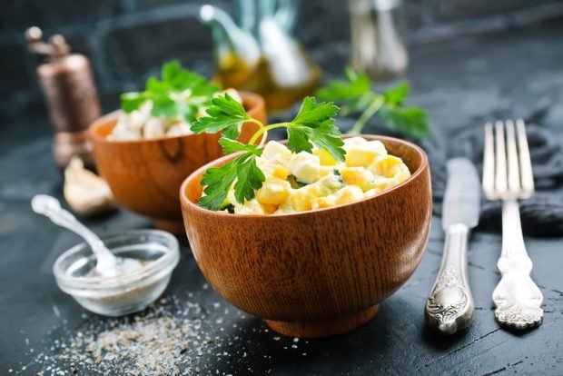 Salad with cucumbers, corn and smoked chicken