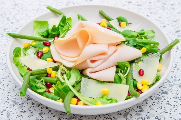 Salad with string beans and ham