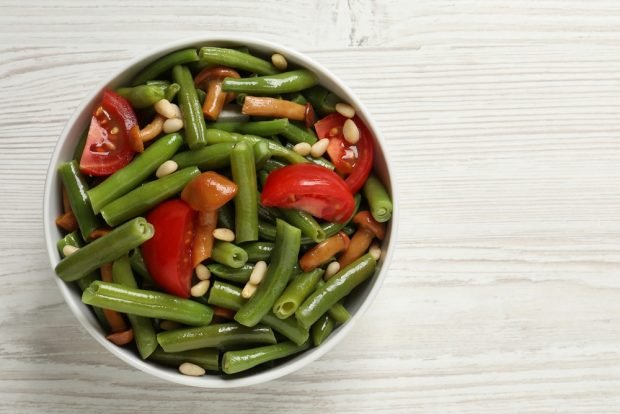 Salad with string beans, tomatoes and mushrooms