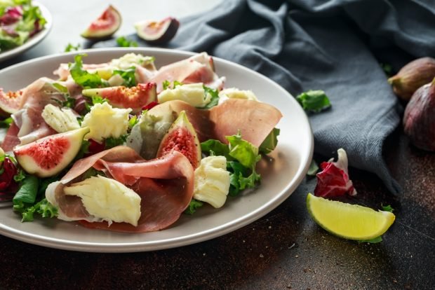 Mixed salad with ham and figs