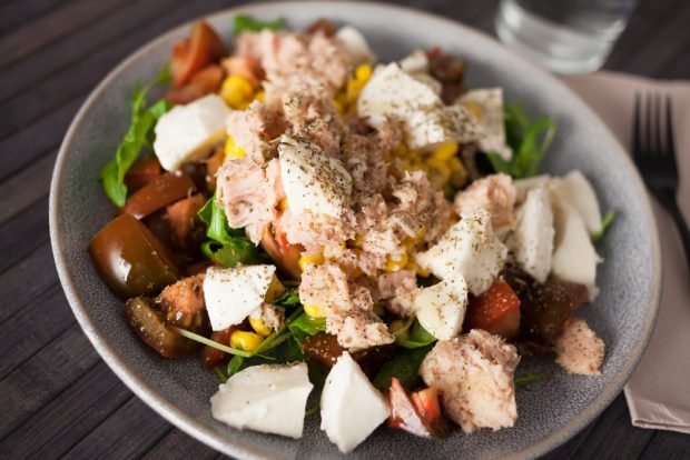 Salad with fish and mozzarella