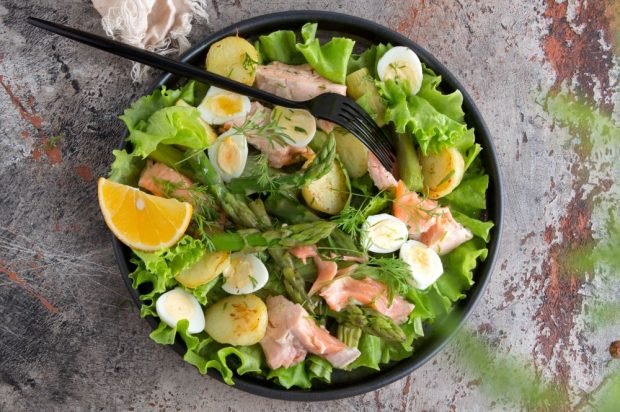 Salad with asparagus, fried red fish and quail eggs 