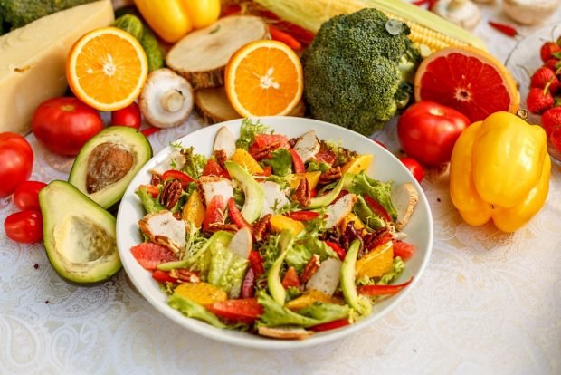 Salad with smoked chicken, orange and grapefruit 