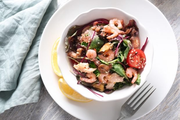 Salad with sea cocktail and sesame seeds 