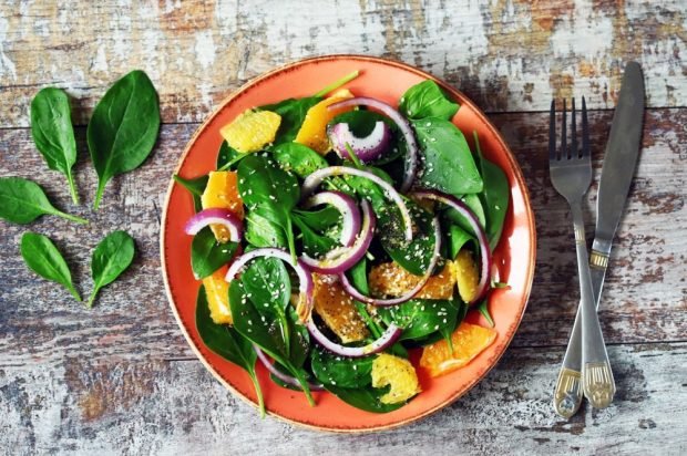 Salad of spinach, oranges and purple onions