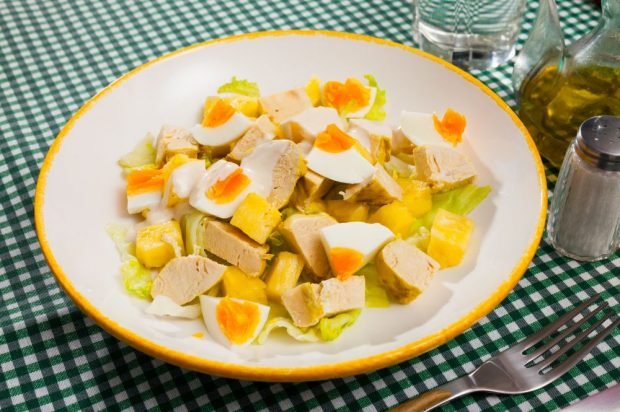 Salad with turkey, pineapple and egg