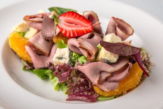 Salad with ham, blue cheese and oranges 