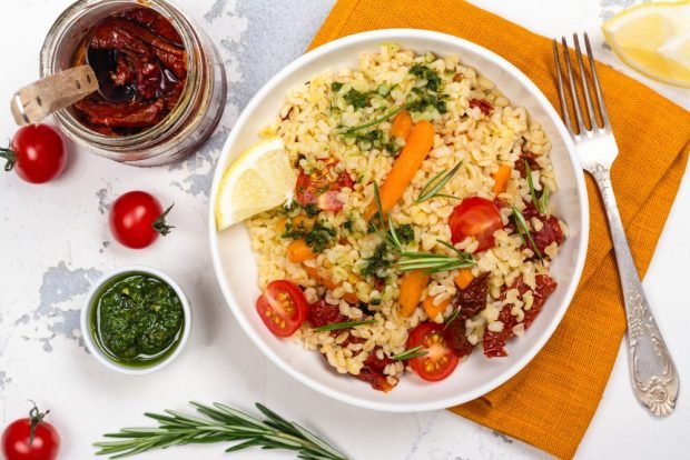 Winter salad with bulgur and pesto sauce