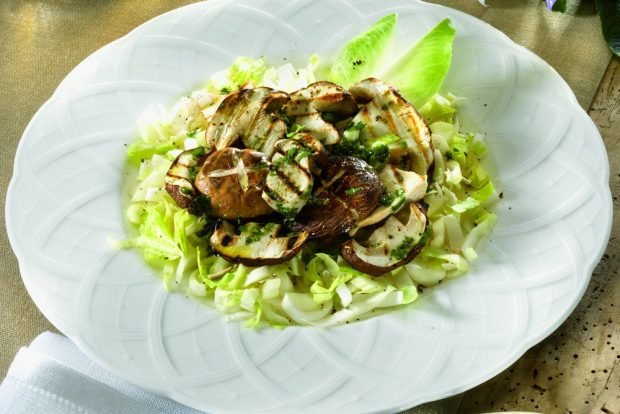 Salad with mushrooms and pesto