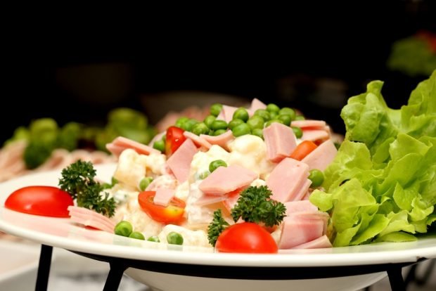 Salad with ham and peas