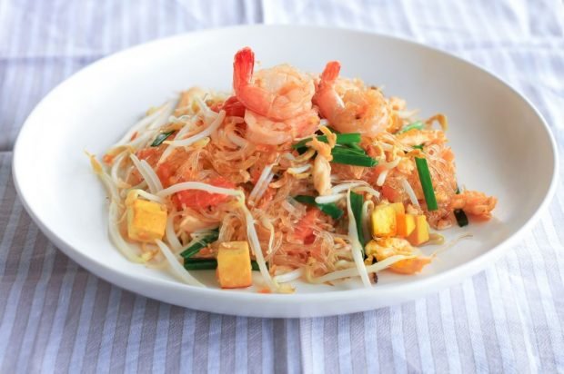 Salad with funchosa, shrimp, tofu and vegetables