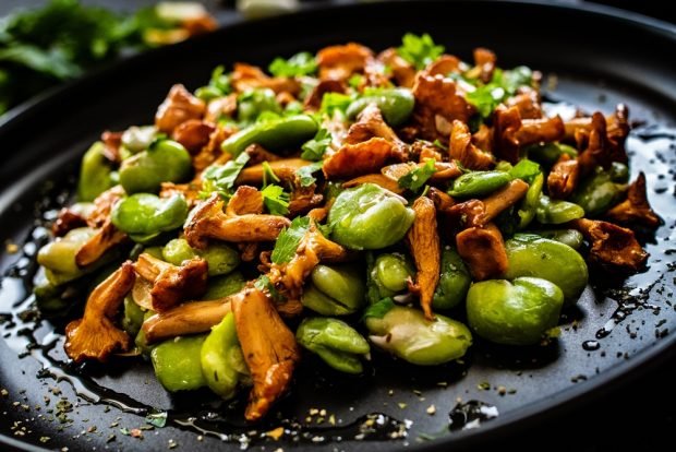 Salad with fried mushrooms and beans