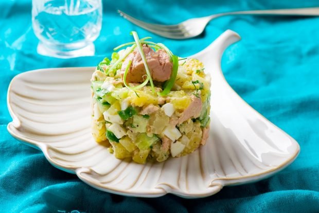 Salad with boiled potatoes and cod liver