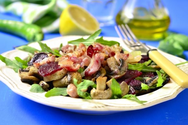 Salad with mushrooms and bacon is a simple and delicious recipe, how to cook step by step