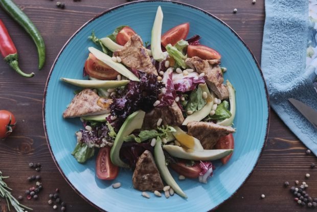 Salad with avocado, vegetables and beef