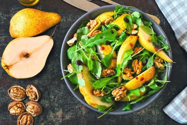 Salad with pear, arugula and nuts 