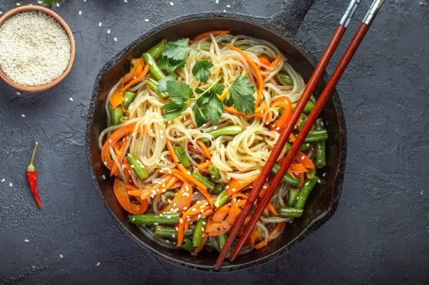 Salad with funchosa, string beans, bell peppers and carrots 