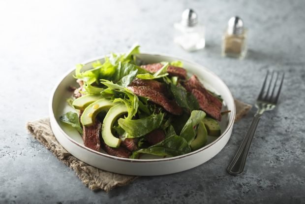 Quick green salad with beef 